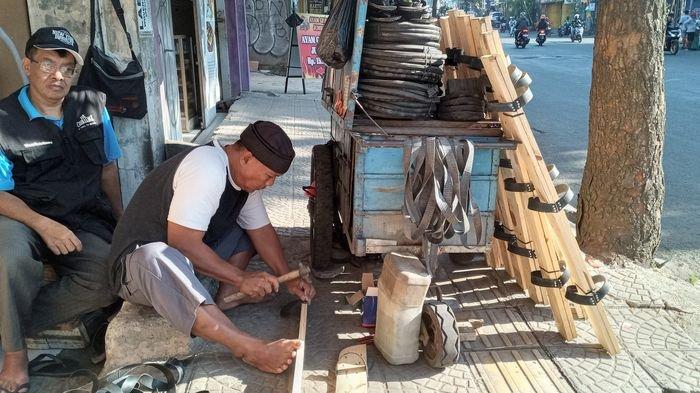 Mulyadi warga yang sengaja membuat dan menyediakan bakiak bagi warga yang membutuhkan untuk lomba 17 Agustus.