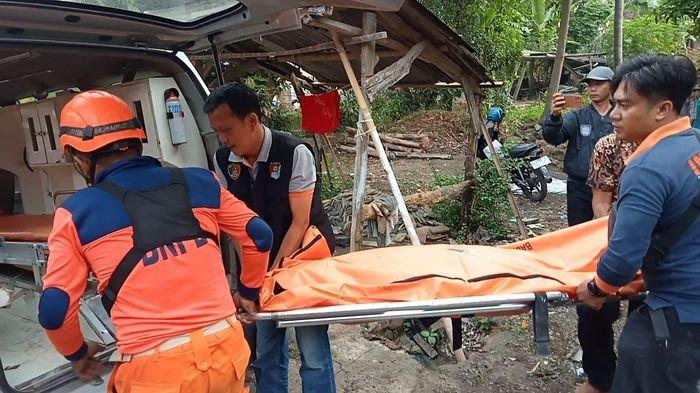 Petugas kepolisian saat mengevakuasi dugaan korban pembunuhan di Desa Cangkoak, Kecamatan Dukupuntang, Kabupaten Cirebon, Minggu (26/11/2023) pagi.