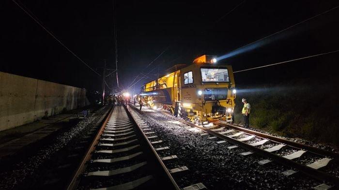 Petugas dari KCIC sedang melakukan pemeriksaan dan perawatan prasarana Kereta Cepat Whoosh.