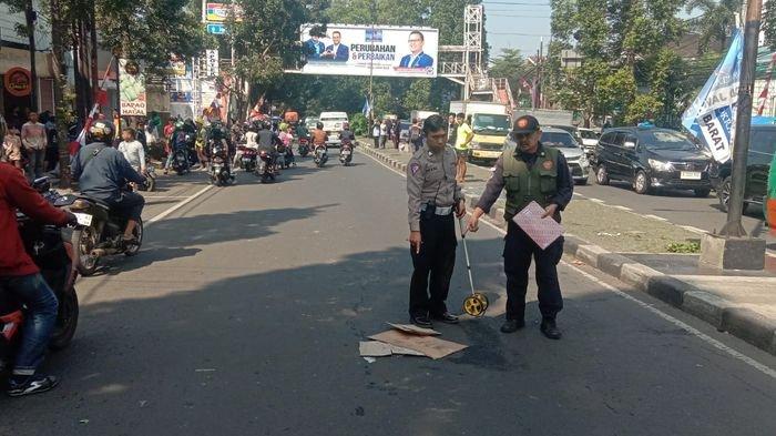 Seorang pengendara sepeda listrik tewas terlindas truk sampah di Jalan Ir. H Djuanda, Kota Bandung, Sabtu (5/8/2023).