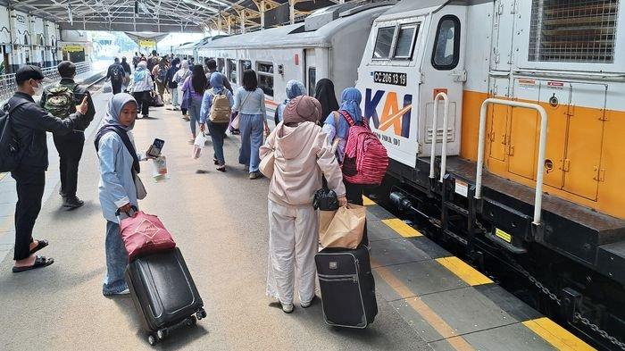 Sejumlah penumpang kereta api di Stasiun Cirebon Kejaksan, Senin (25/12/2023). 