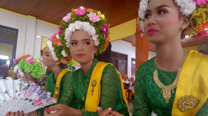 Gadis-gadis Desa Lelea Indramayu mengikuti Festival Ngarot, Rabu (18/12/2019).