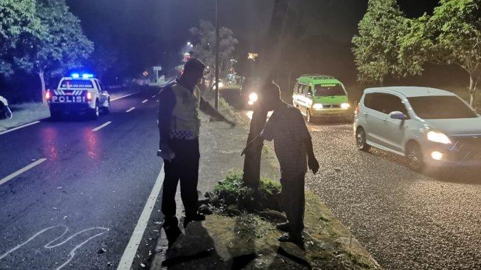 Petugas kepolisian saat melakukan evakuasi korban meninggal usai terjadi kecelakaan tunggal di Jalan Lingkar Timur Kuningan