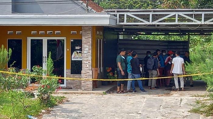 Polisi berpakaian preman saat kembali mendatangi TKP perampasan nyawa ibu dan anak di Dusun Ciseuti, Desa Jalancagak, Kecamatan Jalancagak, Kabupaten Subang, Jawa Barat, Minggu (3/10/2021).