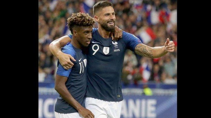Penyerang timnas Prancis, Olivier Giroud (kanan) merayakan gol bersama Kingsley Coman