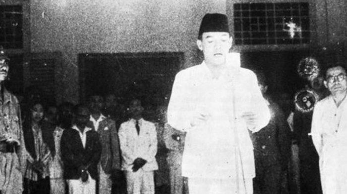 Foto karya Frans Mendur yang mengabadikan Presiden Soekarno membacakan naskah proklamasi di Jalan Pegangsaan Timur, Nomor 56, Cikini, Jakarta.(-)