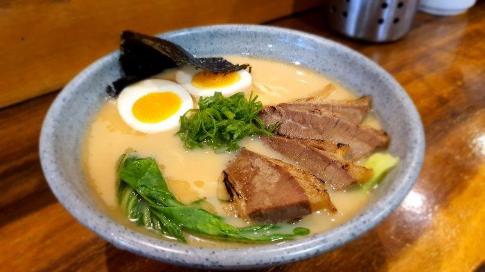 Menu Toripaitan Ramen dengan topping daging sapi di T'samie Noodle Bar, Desa Rajagaluh Kidul, Kecamatan Rajagaluh, Kabupaten Majalengka, Sabtu (20/1/2024).