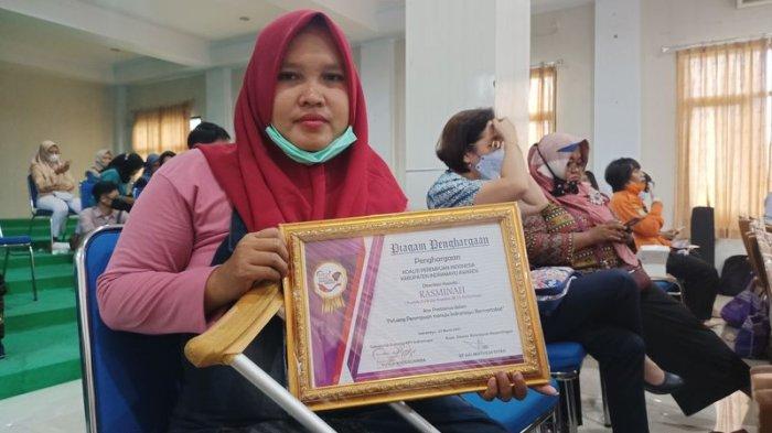 Rasminah (34) saat mendapat penghargaan Koalisi Perempuan Indonesia (KPI) Kabupaten Indramayu Awards di Universitas Wiralodra Indramayu, Selasa (23/3/2021).