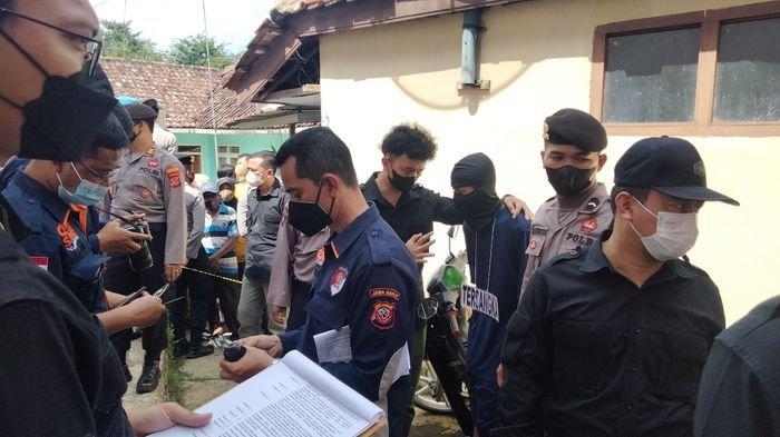 Jadi Saksi Dalam Reka Adegan Pembunuhan Neng Enci oleh Mahasiswa, Nisa ...