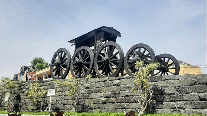 Replika Pedati Gede yang dipajang di Taman Pedati Gede di Jalan Perkantoran, Kecamatan Lemahwungkuk, Kota Cirebon, Senin (12/12/2022).