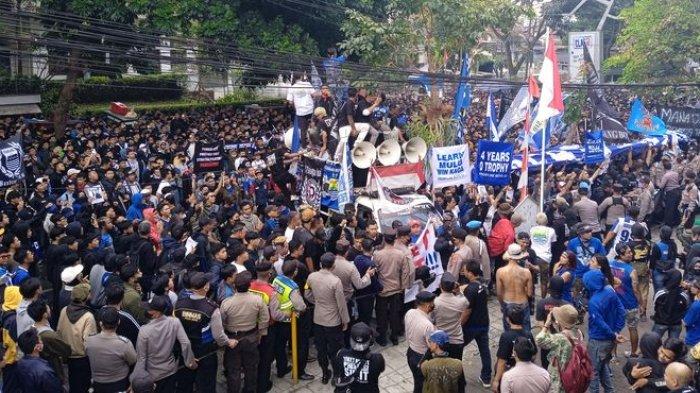 Pelatih Persib Bandung, Robert Rene Alberts secara resmi mengundurkan diri pada hari ini Rabu (10/8/2022). Ribuan bobotoh yang berdemo langsung bersorak begitu mendengar Robert Albert mundur.