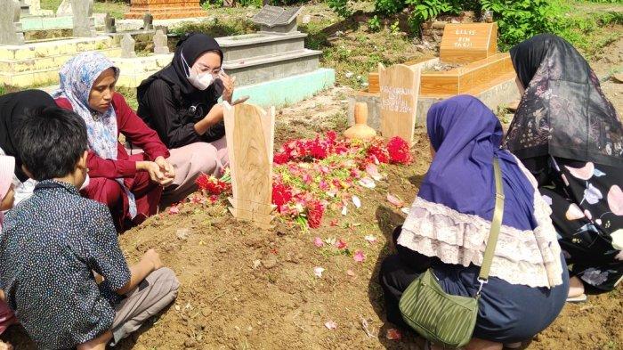 roses pemakaman jenazah Putri Nur Fajar (28) pemandu lagu yang tewas terbakar dalam insiden kebakaran Karaoke Orange Kota Tegal di TPU Desa Jangga, Kecamatan Losarang, Kabupaten Indramayu, Selasa (16/1/2024)