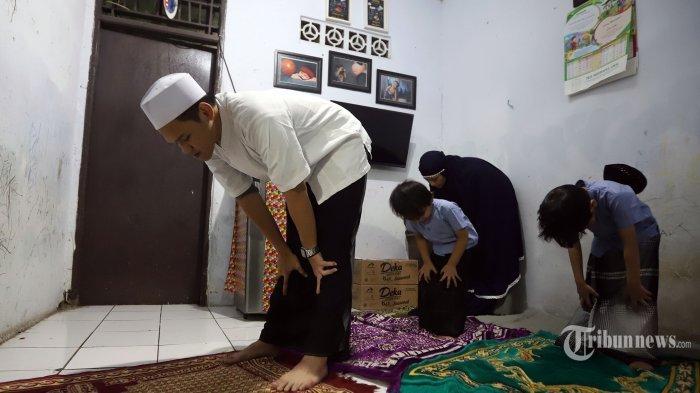 Umat Islam melakukan salat di rumahnya di kawasan Jatinegara, Jakarta Timur, Senin (4/5/2020). - Berikut Tribunnews.com sajikan panduan tata cara shalat Idul Adha di rumah, bisa sendiri atau berjamaah dengan keluarga.