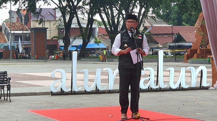 Gubernur Jabar, Ridwan Kamil, saat menyampaikan sambutan dalam peresmian Alun-Alun Sangkala Buana, Kecamatan Lemahwungkuk, Kota Cirebon, Jumat (4/2/2022) sore
