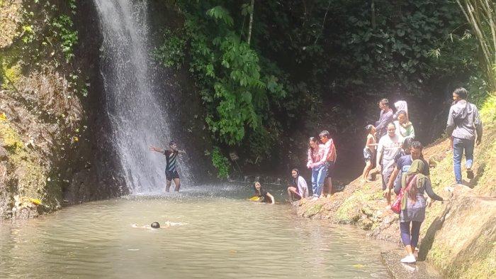 Suasana Objek Wisata Curug Cipeuteuy di Desa Bantaragung, Kecamatan Sindangwangi, Kabupaten Majalengka pada masa libur lebaran, Jumat (14/5/2021).
