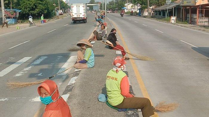 Suasana warga mengais rezeki sebagai penyapu koin di jembatan Sewoharjo yang penuh mistis 