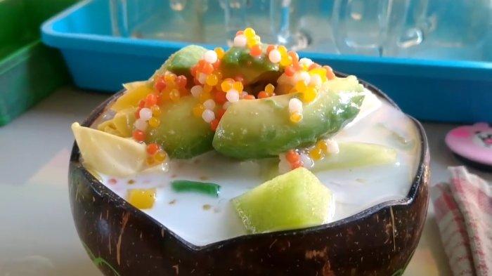 Es tawuran yang dijual di kedai milik Pak Dede yang berada di Jalan Fatahillah, Desa Setu Kulon, Kecamatan Weru, Kabupaten Cirebon./ nama minuman ini unik karena diambil dari kata tawuran yang identik dengan kekerasan