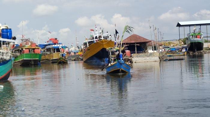 Ratusan Nelayan Ikut Larung Kepala Kerbau di Nadran 2026 Laut Karangsong