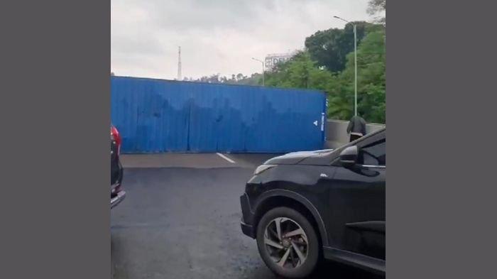 Truk Kontainer Angkut 40 Ton Bahan Kimia Jatuh Melintang di Tol
