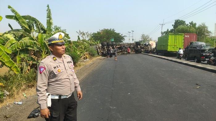 Sebuah truk trailer terguling di Jalan Raya Cirebon-Jakarta, tepatnya di wilayah Desa Gintung Lor, Kecamatan Susukan, Kabupaten Cirebon, Selasa (19/9/2023).