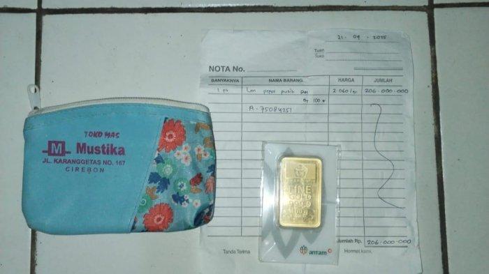 Kasus pencurian emas batangan dan uang tunai yang terjadi di Desa Gebang Ilir, Kecamatan Gebang, Kabupaten Cirebon, berhasil diungkap jajaran Polresta Cirebon. Pelaku diketahui berinisial JM (42), yang ternyata merupakan tetangga dari korban sendiri.