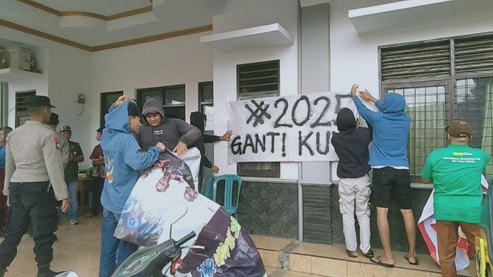 UNJUK RASA KADES- Suasana di Balai Desa Wanasaba Kidul, Kecamatan Talun, Kabupaten Cirebon, memanas setelah ratusan warga mendatangi kantor desa untuk menuntut kepala desa (Kuwu) Umara mundur dari jabatannya, Sabtu (1/2/2025) pagi.