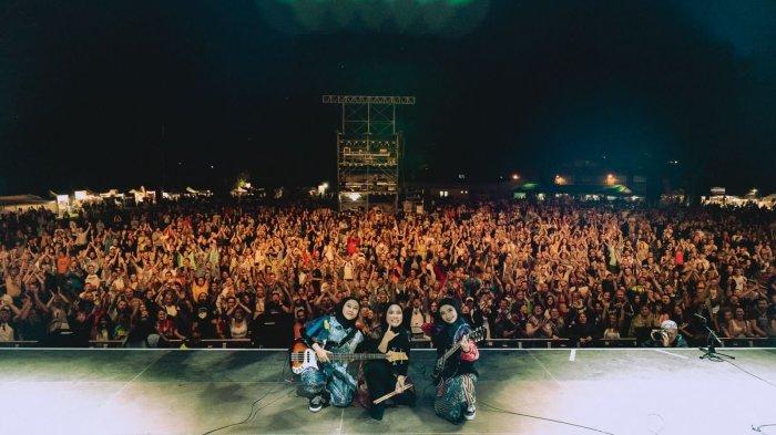Voice of Baceprot, band metal berawak tiga gadis muda berhijab asal Garut, tampil gahar di panggung Colours of Ostrava, Ceko, 14 Juli 2022 lalu.