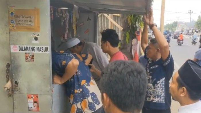 Warga Desa Klayan, Kecamatan Gunungjati, Kabupaten Cirebon, Jawa Barat, menggerebek sebuah warung kecil di tepi jalan raya di wilayahnya, yang diduga menjadi tempat transaksi obat-obatan keras terlarang, pada Jumat (22/12/2023).