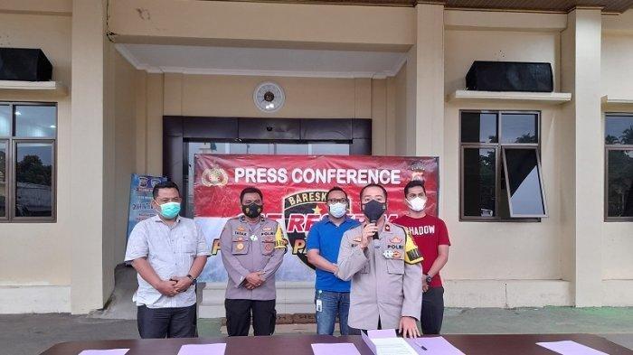 Belasan Orang Lakukan Ritual Mandi Telanjang di Tengah Kebun Sawit ...