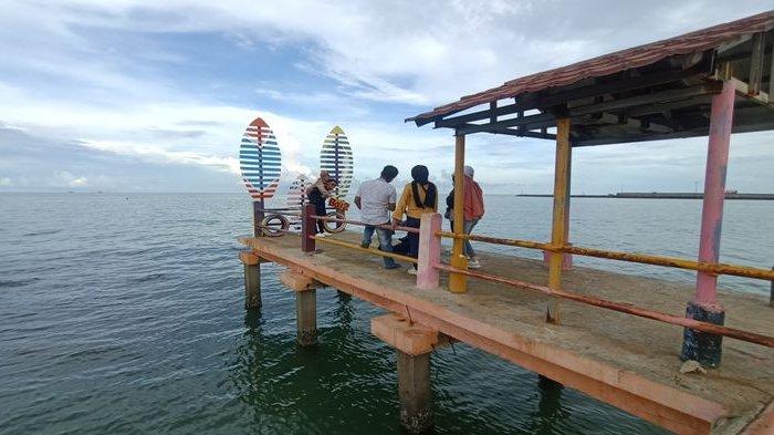 Wisatawan saat berlibur di Pantai Balongan Indah (Bali) Indramayu, Minggu (7/11/2021).