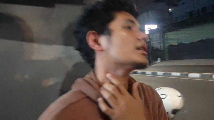 Seorang pengendara motor bernama Akbar (21) lehernya terjerat kabel saat melintas di Jalan KS Tubun, Slipi, Palmerah, Jakarta Barat, Rabu (9/8/2023) sekira pukul 22.15 WIB. 