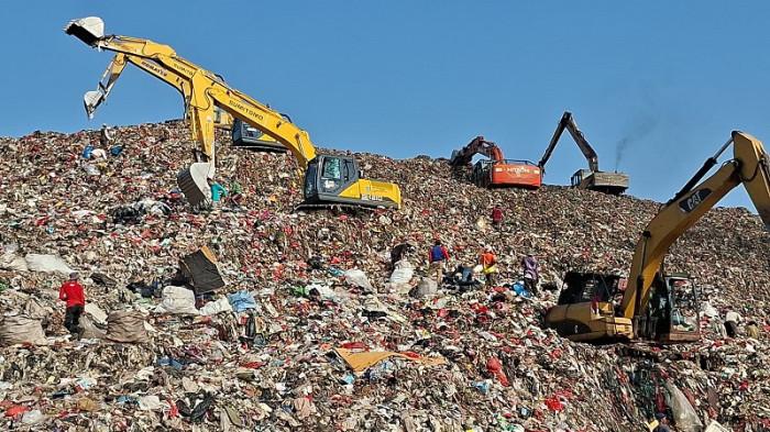 TPA CIPAYUNG - Aktivitas memulung sampah di TPA Cipayung, Kota Depok, Jawa Barat, Selasa (29/7/2025). (TribunnewsDepok.com/M Rifqi Ibnumasy)