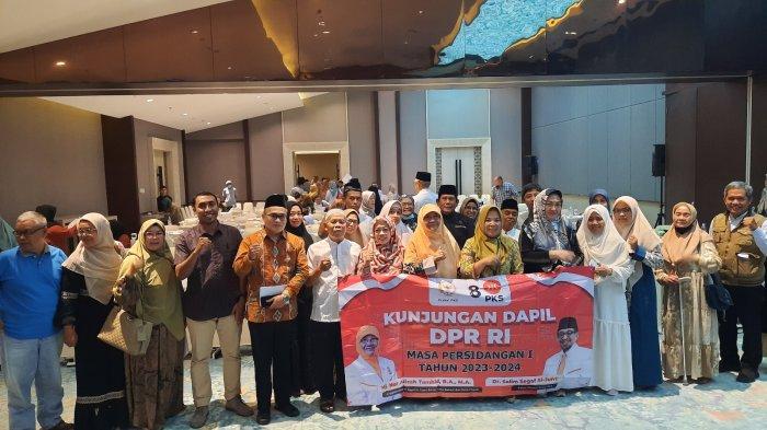 Anggota DPR Komisi VIII Fraksi PKS, Nur Azizah Tamhid (ketujuh dari kanan depan) melakukan sesi foto bersama usai kegiatan penyuluhan manasik haji bagi calon jemaah haji 2024 dan 2025 di Hotel Santika Depok pada Jumat (23/9/2023).