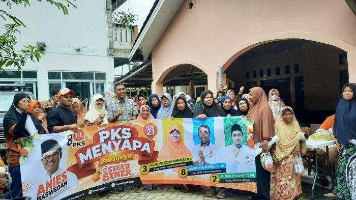 Anggota DPR Nur Azizah Tamhid (ketiga dari kiri-depan) menghadiri kegiatan kampanye PKS Menyapa di Kelurahan Baktijaya, Kecamatan Sukmajaya, Kota Depok pada Kamis (18/1/2024).