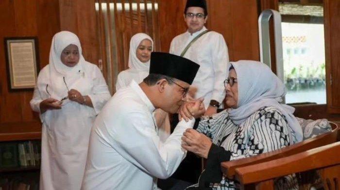 Anies Baswedan pamitan kepada sang ibu untuk menunaikan ibadah haji.
