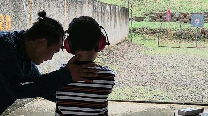 Andreas pemilik Rajawali Academy Shooting Range mengajarkan cara menembak kepada atlet usia dini