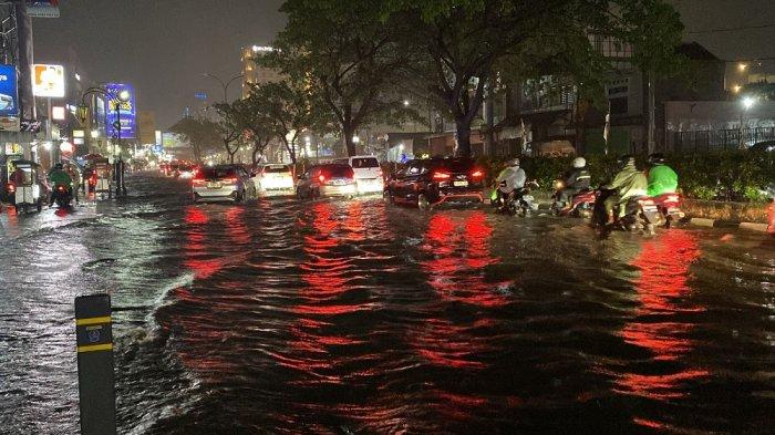 BANJIR DI MARGONDA DEPOK - Banjir di Jalan Margonda Raya depan SPBU Pertamina, Beji, Kota Depok pada Senin (17/3/2025) malam. (TribunnewsDepok.com/M Rifqi Ibnumasy)