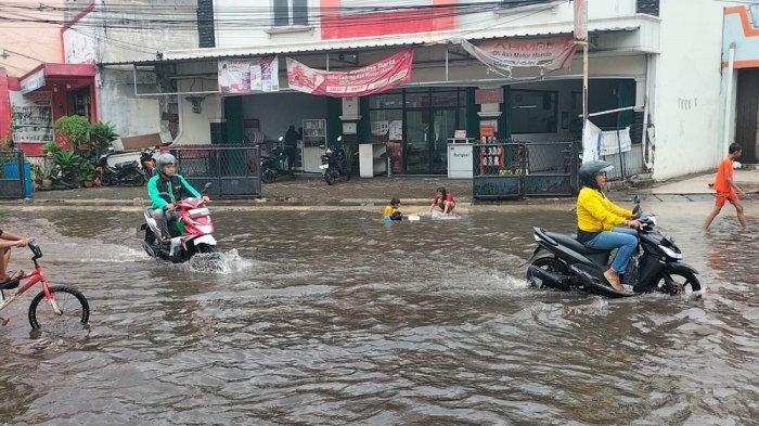 BANJIR DI KOTA DEPOK - Banjir di Jalan Raya Duta Pelni depan Perumahan Taman Duta, Kecamatan Sukmajaya, Kota Depok, Senin (17/3/2025). (TribunnewsDepok.com/M Rifqi Ibnumasy)