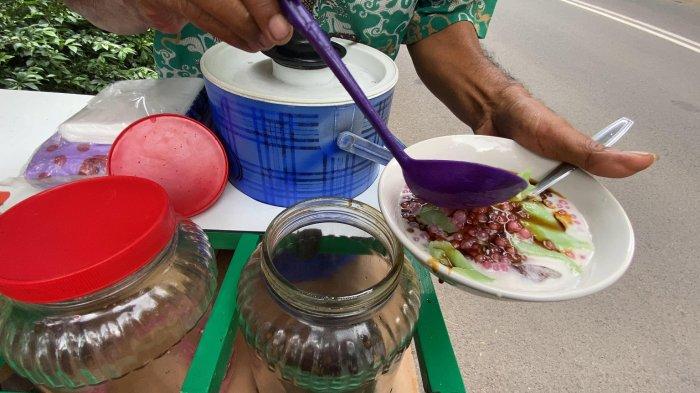 Camilan ini terbuat dari tepung beras, disajikan bersama kuah santan dan gula jawa. Perpaduan tiga bahan utama itu menjadikan bubur sumsum menjadi terasa nikmat