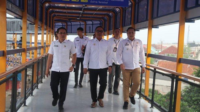 Bupati Bogor Iwan Setiawan (tengah) menjajal Skybridge Bojonggede di Kecamatan Bojonggede, Kabupaten Bogor usai diresmikan pada Sabtu (9/12/2023).