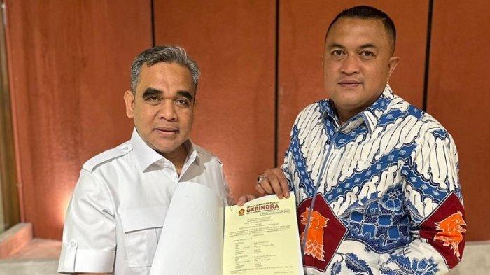 Calon Bupati Bogor dari Partai Gerindra, Rudy Susmanto (kanan), menerima surat rekomendasi maju dalam Pilkada Kabupaten Bogor 2024 dari Sekjen Partai Gerindra Ahmad Muzani (kiri) di Kantor DPP Partai Gerindra, Jakarta, Selasa (27/8/2024) malam.