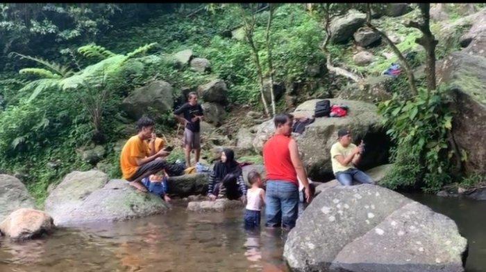 Curug Ciherang di Desa Sirnajaya, Kecamatan Sukamakmur, Bogor, Jawa Barat menyuguhkan pemandangan yang indah dan Instagramamble.