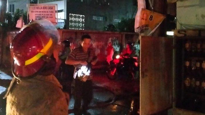 Damkar Kota Depok melakukan pemadaman kabel tiang listrik yang terbakar di Jalan Madrasah No 21, RT 04/RW 05 Kelurahan Cilodong, Kecamatan Cilodong, Kota Depok pada Selasa (10/10/2023) malam.