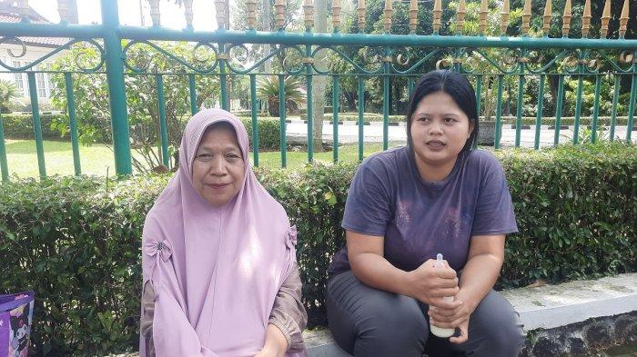 PELANTIKAN BUPATI BOGOR- Elly (58) dan Tri (23), warga Cibinong menunggu kedatangan Bupati dan Wakil Bupati Bogor terpilih, Rudy Susmanto dan Jaro Ade di Jalan Tegar Beriman, Cibinong, Jawa Barat pada Kamis (20/2/2025). Rudy Susmanto dan Ade Ruhandi (Jaro Ade) baru saja dilantik menjadi Bupati dan Wakil Bupati Bogor periode 2025-2030 Presiden Prabowo Subianto di Istana Negara Jakarta pada Selasa (20/2/2025) pagi. (TribunnewsDepok.com/Hironimus Rama)