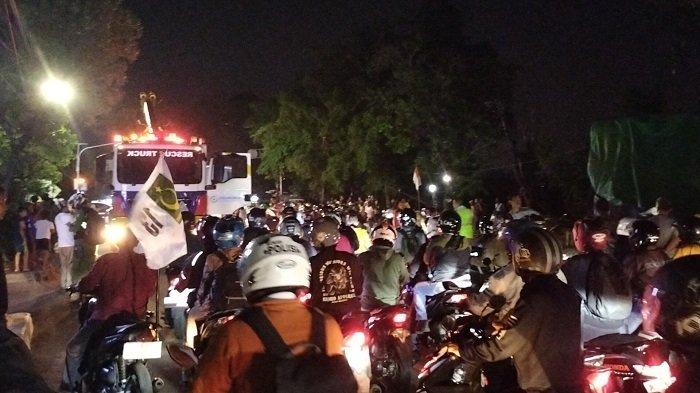 Evakuasi truk tronton muatan kardus yang terguling di Jalan Raya Bogor, Cimanggis, Kota Depok berlangsung dramatis, Rabu (20/12/2023).