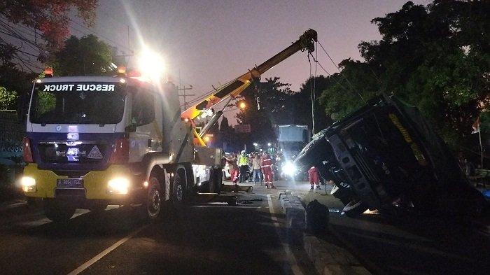 Evakuasi truk tronton muatan kardus yang terguling di Jalan Raya Bogor, Cimanggis, Kota Depok berlangsung dramatis, Rabu (20/12/2023).