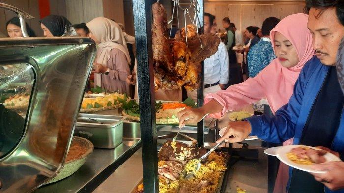 RAMADAN IFTAR - Menyambut bulan suci Ramadan 1446 Hijriah yang jatuh pada 1-30 Maret 2025, Harris Hotel Cibinong City Mall Bogor meluncurkan menu Iftar Buffet spesial di Galunggung, Lobby Floor Hotel Harris CCM, Cibinong, Jawa Barat, pada Selasa (25/2/2025).  (TribunnewsDepok.com/Hironimus Rama)