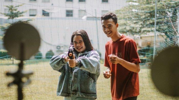 NGABUNURIT ADVENTURE - Menyambut bulan Ramadan 1446 Hijriah, Harris Sentul City Bogor menawarkan berbagai pilihan paket istimewa. Salah satunya adalah Paket Ngabuburit Adventure. Pengunjung bisa latihan menembak sambil menunggu waktu berbuka puasa. (Dok. Harris Hotel Sentul City)