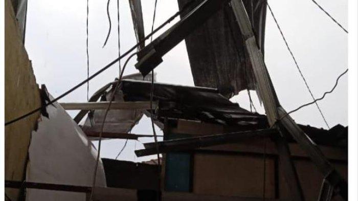 Hujan lebat dan angin puting beliung melanda wilayah Kecamatan Sukaraja, Kabupaten Bogor pada Selasa (31/10/2023).