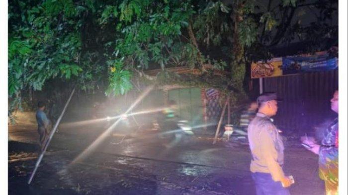 Hujan lebat dan angin puting beliung melanda wilayah Kecamatan Sukaraja, Kabupaten Bogor pada Selasa (31/10/2023).